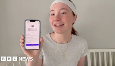 Watch: Australian teens test out social media as ban takes effect - BBC