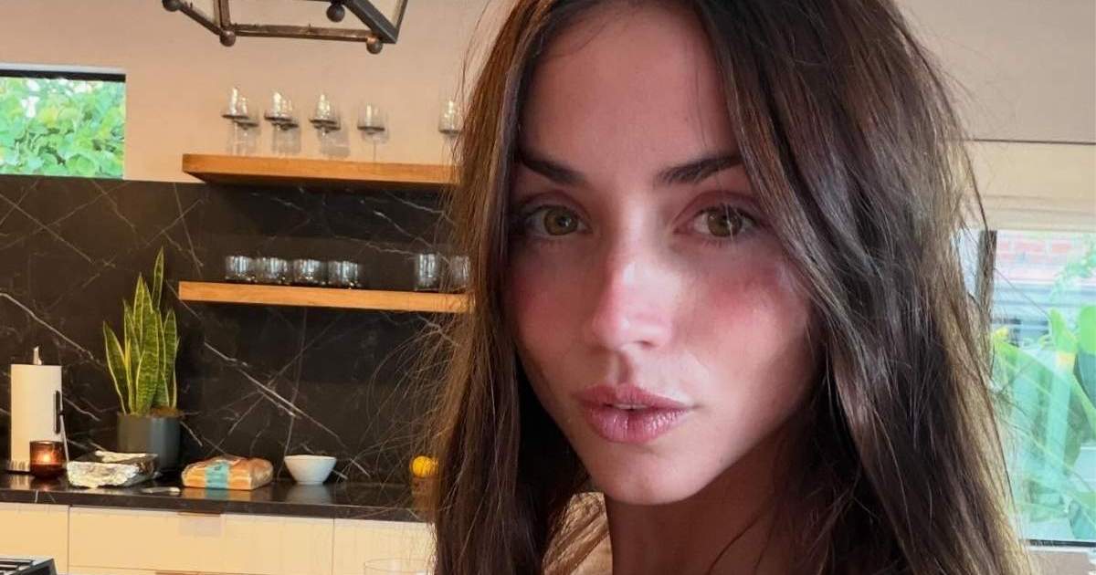 Ana de Armas Flaunts Toned Abs in Bold Gym Fit