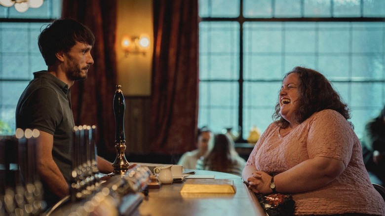 Richard Gadd as Donny Dunn talking to Jessica Gunning as Martha on Baby Reindeer