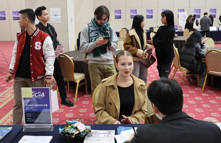 International students consult with recruiters from companies during the fourth International Student Fair for Study and Work at Sejong University in Gwangjin District, Seoul, Nov. 7, 2024. Newsis
