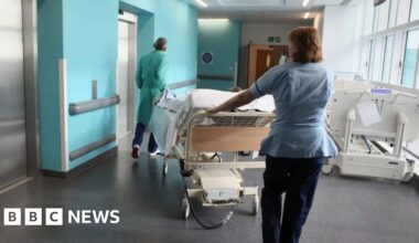 Bed blocking warning as 1,000 NHS hospital patients await discharge