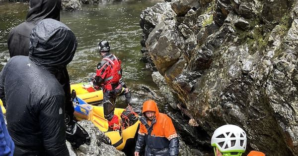 Three men saved after night stranded in Wellington gorge in inner tubes