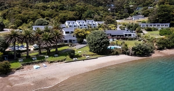 Tourism business ‘extremely distressed’ by road closures