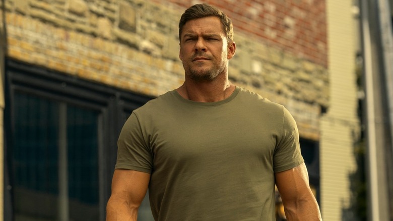 Alan Ritchson's Jack Reacher walking in Reacher