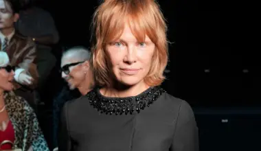 Pamela Anderson Rocks Her Biggest, Bounciest Blowout Yet as She Debuts Her New Blonde Bob on the Red Carpet