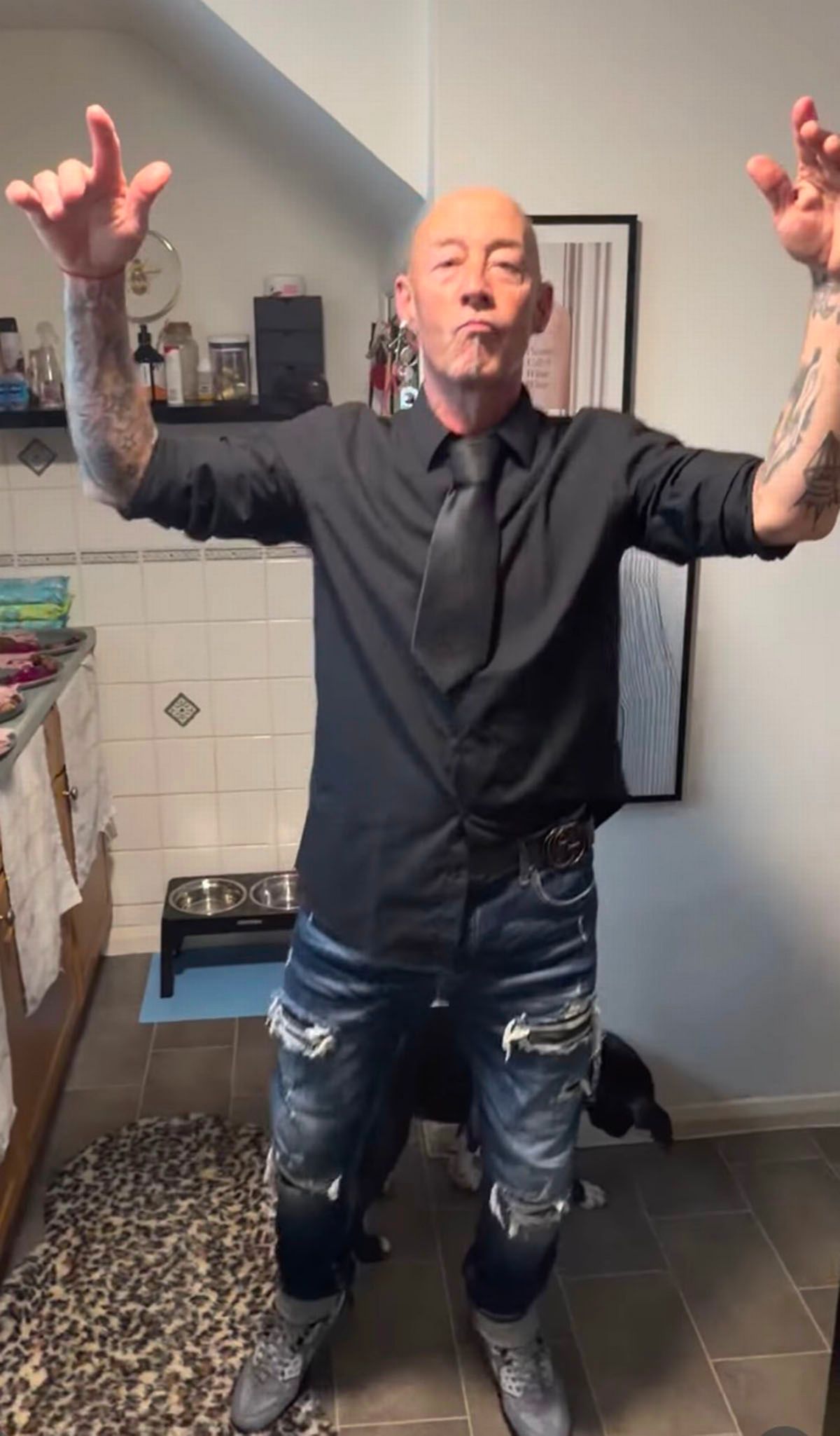 East 17's John Hendy treated fans to a dance around his kitchen 