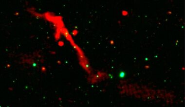 This image shows the gigantic radio galaxy J1007+3540. After almost 100 million years of inactivity, the galaxy is awakening and emitting a jet almost one million light years into space. Image Credit: LOFAR/Pan-STARRS/S. Kumari et al. Licence type: Attribution (CC BY 4.0)
