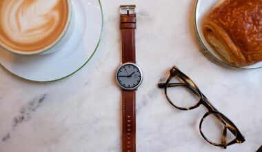 Pebble brings its round-faced smartwatch back from the dead