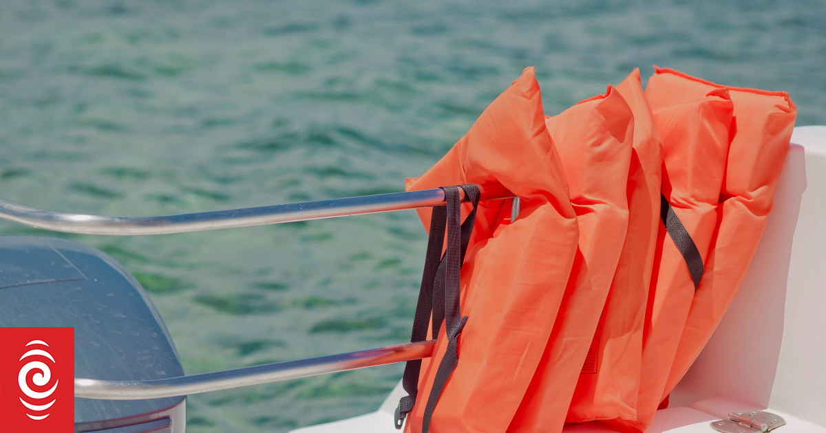 'Well prepared' boaties left stranded after breakdown off Fiordland coast