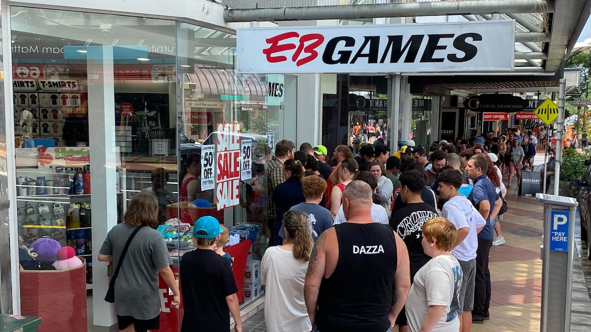 EB Games Whangārei shoppers queue around block as store shuts down