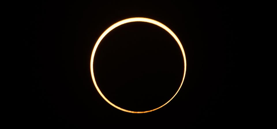 TOPSHOT-SINGAPORE-ASTRONOMY-SOLAR-ECLIPSE