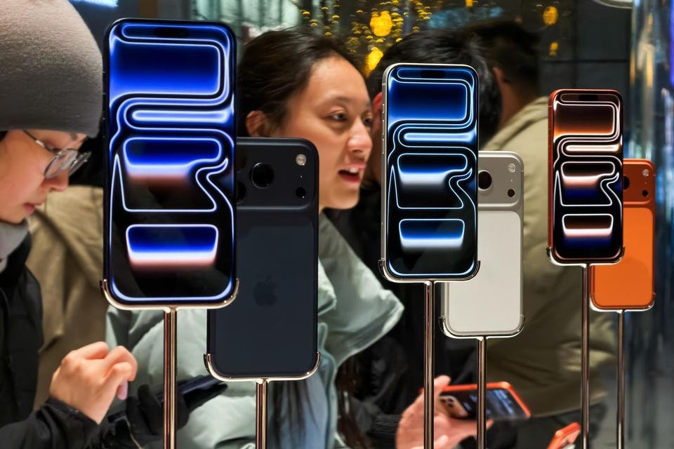 Customers Try Out iPhone 17 Pro at Apple Store in Beijing