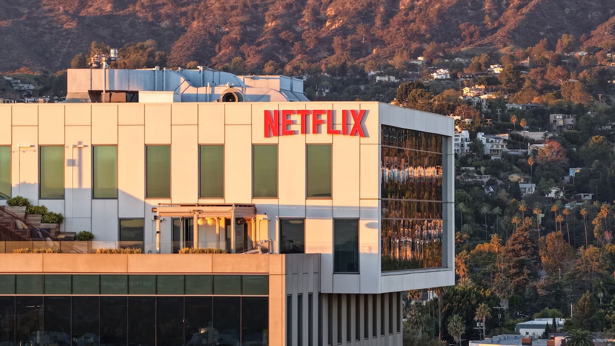 Netflix shares fall, revenue appears to stall as it presses bid to buy Warner Bros Discovery