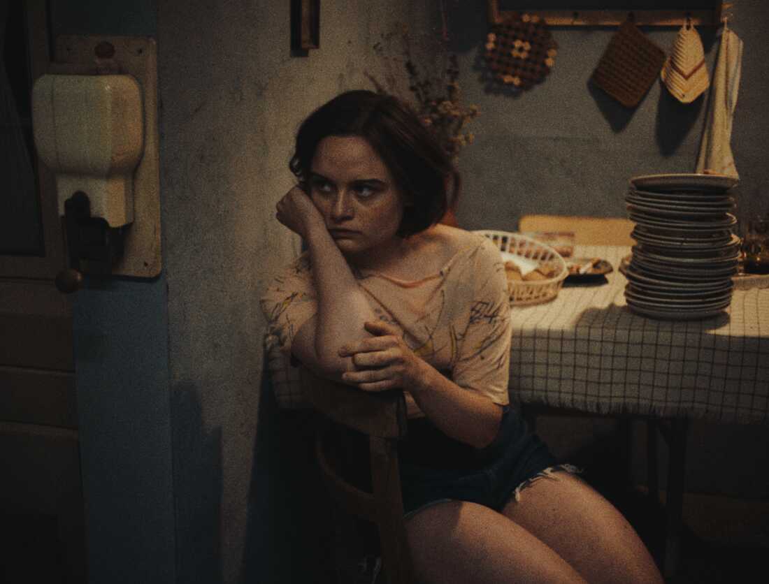 Lena Urzendowsky as Angelika.