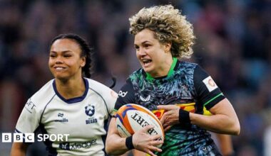 Ellie Kildunne playing for Harlequins, moving with the ball in her right hand