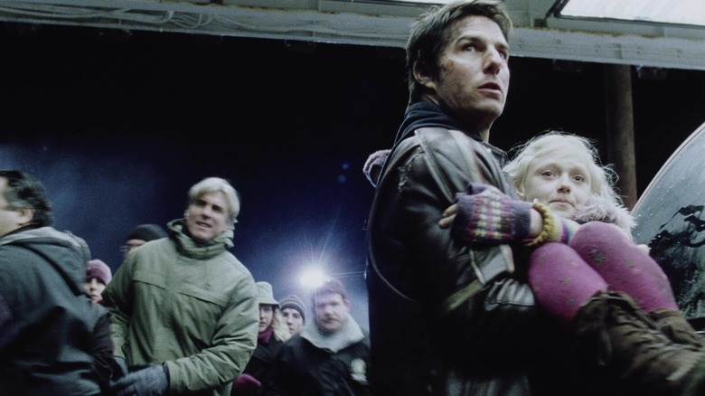 Ray carrying his daughter Rachel through a crowd in War of the Worlds