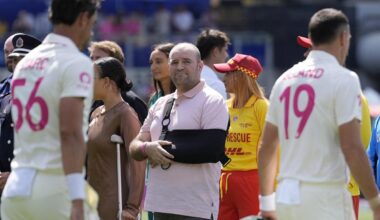 Ashes applause for Bondi Beach heroes