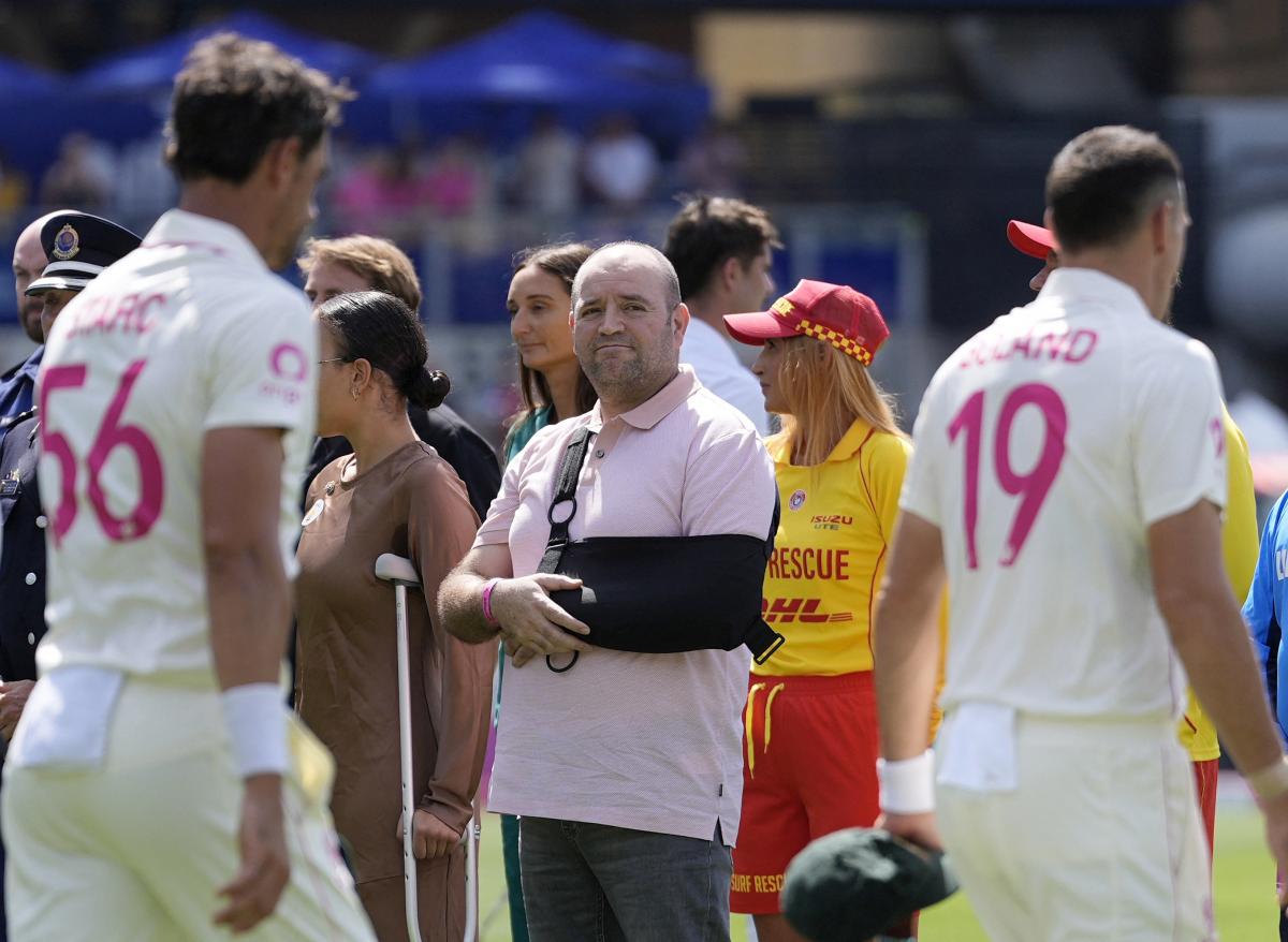 Ashes applause for Bondi Beach heroes