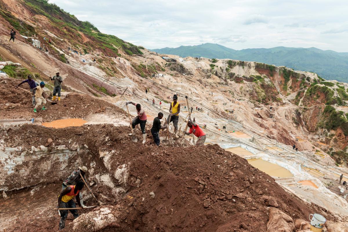 More than 200 killed in mine collapse