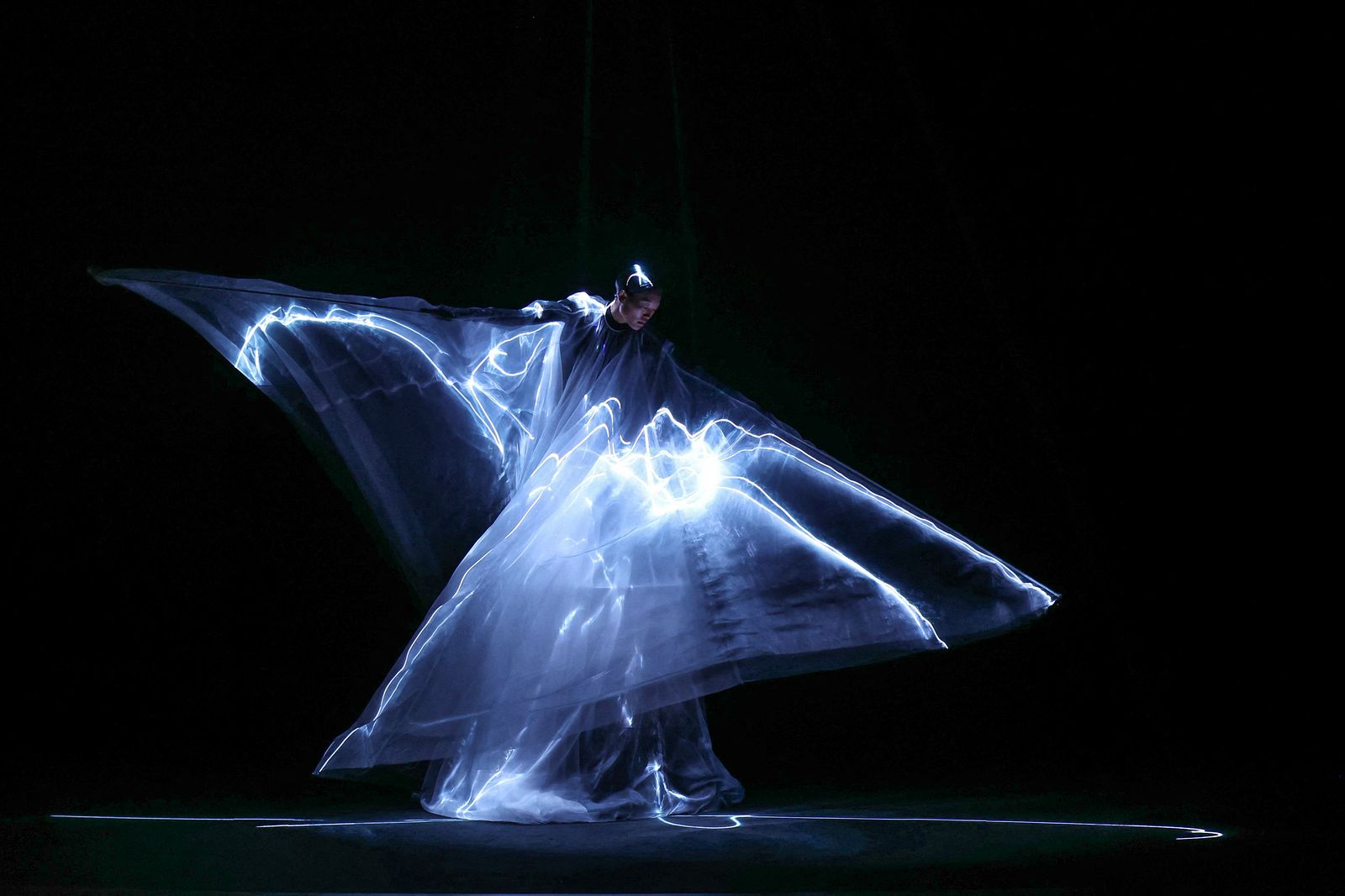 Image may contain Wang Fei Performer Person Solo Performance Dancing Leisure Activities Fashion Adult and Wedding