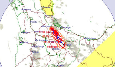 SunLive - Thunderstorm cells tracking towards WBOP