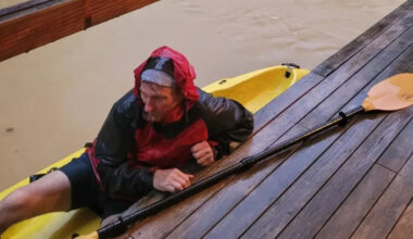 SunLive - Brave dad saves family from flooded home in kayak