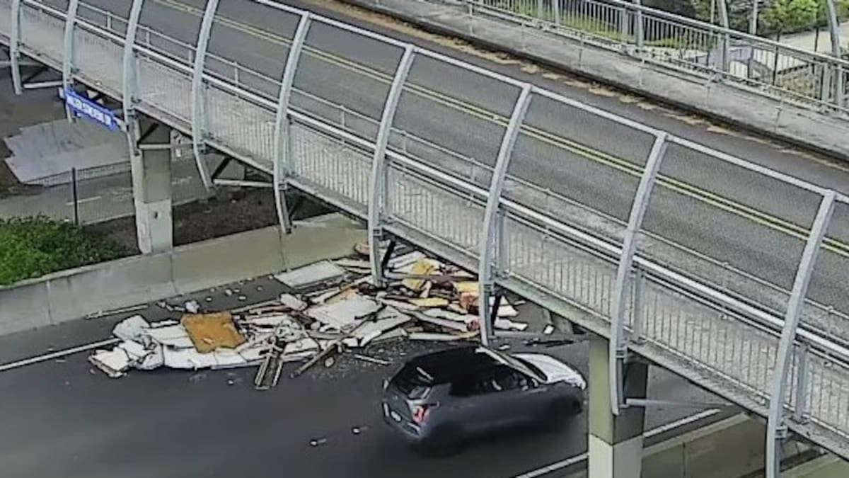 Auckland traffic delays after truck carrying house hits SH1 overbridge