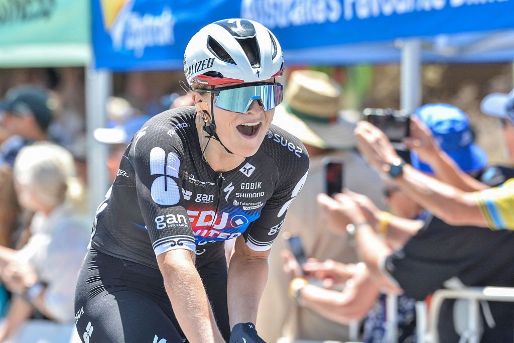 FFDJ United - Suez rider Ally Wollaston of New Zealand celebrates at the finishing line to win the women's first stage of the Tour Down Under cycling race in Adelaide on January 17, 2026. (Photo by Brenton Edwards / AFP) / --IMAGE RESTRICTED TO EDITORIAL USE - STRICTLY NO COMMERCIAL USE--