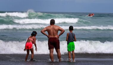 Weather: Record heat, severe winds take hold across NZ with roads blocked and fire risk rising