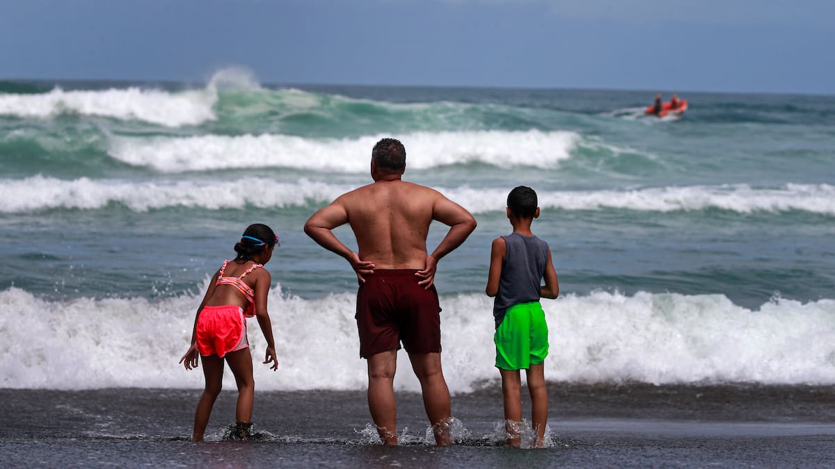 Weather: Record heat, severe winds take hold across NZ with roads blocked and fire risk rising