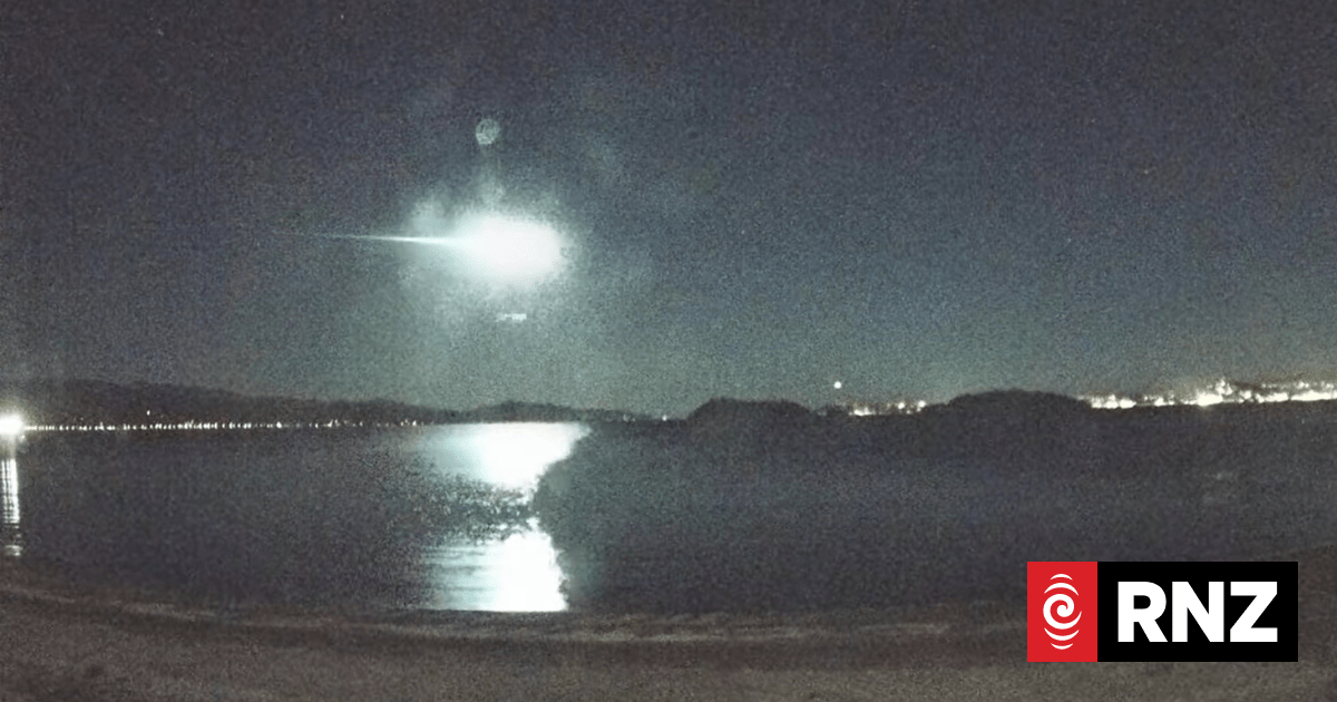 Bright 'shooting star' delights Wellingtonians