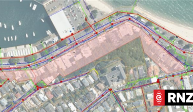 Burst water pipe sends silt into Wellington's Oriental Bay