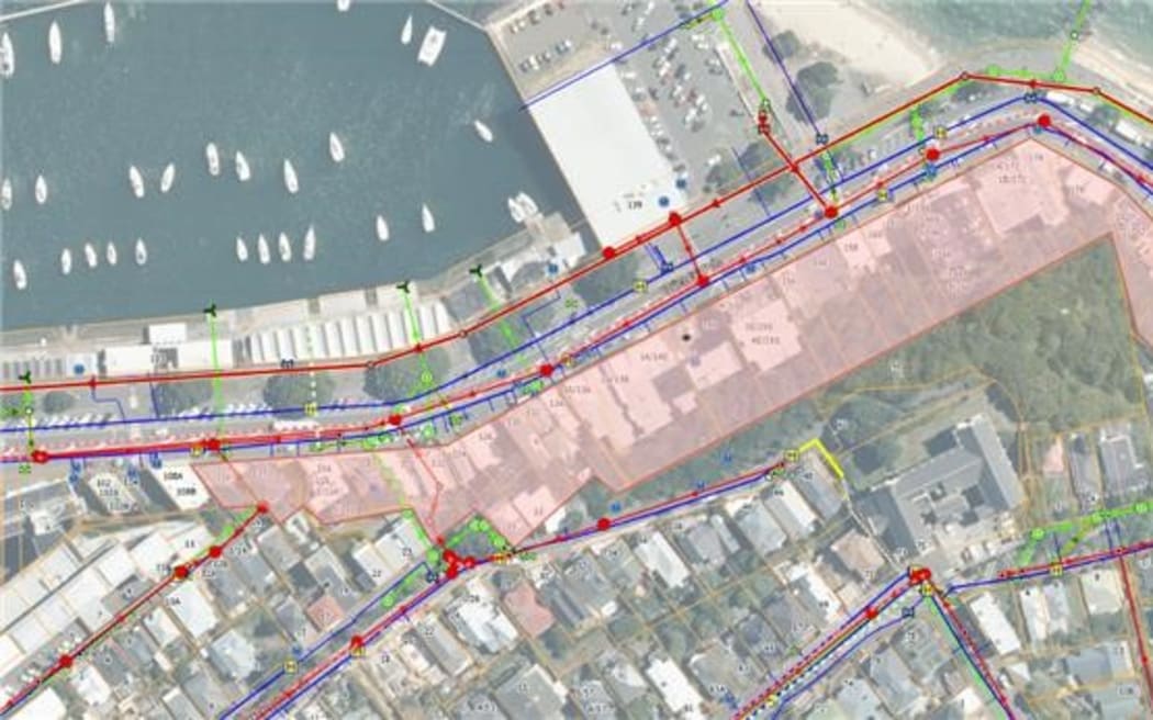 Wellington Water says crews are working to fix a burst water pipe on Oriental Parade in Wellington.