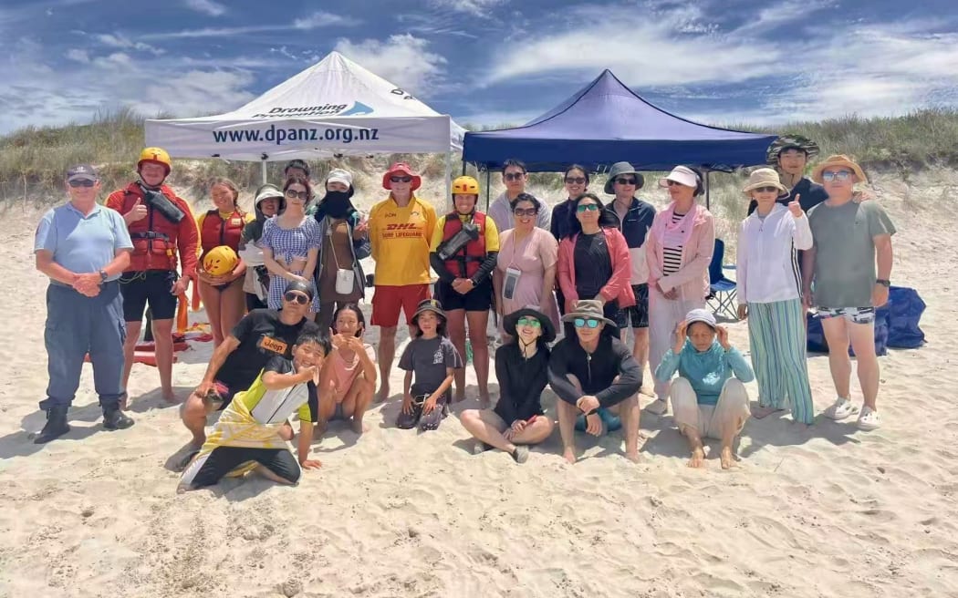 Drowning Prevention Auckland took members of Auckland’s Chinese community to Uretiti Beach in Northland for open-water practice, focusing on basic lifesaving skills and what to do when someone is in trouble in the water.