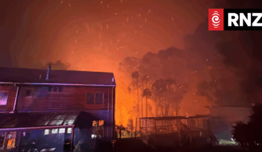 Homes feared destroyed in fires during record heat in Victoria