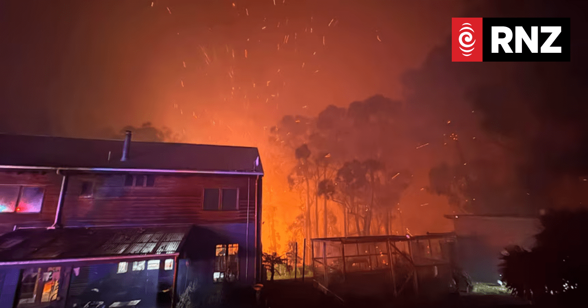 Homes feared destroyed in fires during record heat in Victoria