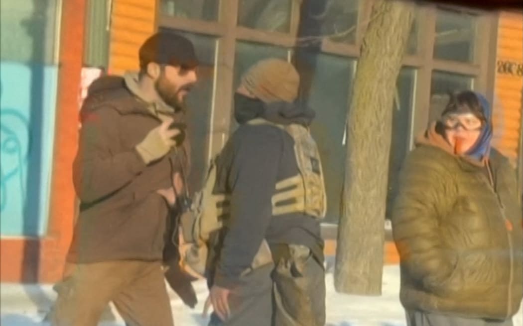 This screengrab of video footage shot by @dangjessie, shows Alex Pretti (L) and a federal immigration agent (C) before he was shot dead in Minneapolis, Minnesota, on January 24, 2026. Federal agents shot and killed Alex Pretti, a 37-year-old ICU nurse, early January 24 while scuffling with him on an icy roadway in the Midwestern city, less than three weeks after an immigration officer fired on Renee Good, also 37, killing her in her car. (Photo by -UGC / @dangjessie/UGC / AFP) / RESTRICTED TO EDITORIAL USE – MANDATORY CREDIT «  AFP PHOTO / @DANGJESSIE  » - NO MARKETING NO ADVERTISING CAMPAIGNS – DISTRIBUTED AS A SERVICE TO CLIENTS [ NO ARCHIVE ]