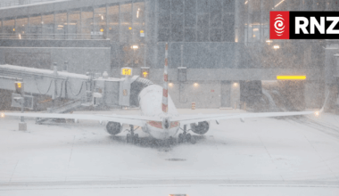 US storm leaves 850,000 without power, forces 10,000 flight cancellations
