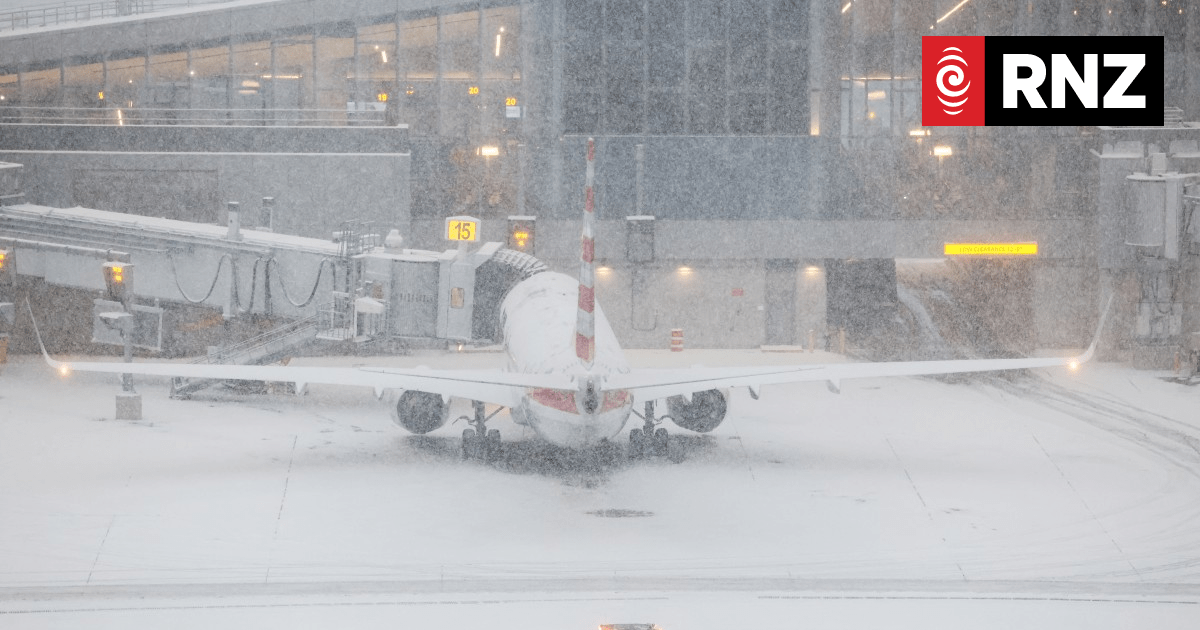 US storm leaves 850,000 without power, forces 10,000 flight cancellations
