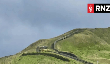 Smoke seen rising over Mount Wellington, firefighters battling hotspots