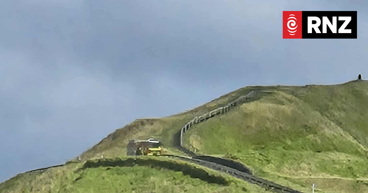 Smoke seen rising over Mount Wellington, firefighters battling hotspots
