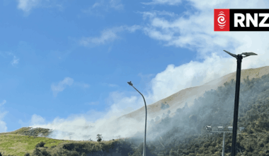 Smoke seen rising over Mount Wellington, firefighters battling hotspots