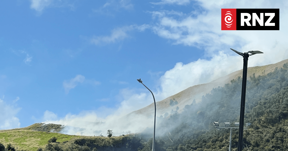 Smoke seen rising over Mount Wellington, firefighters battling hotspots