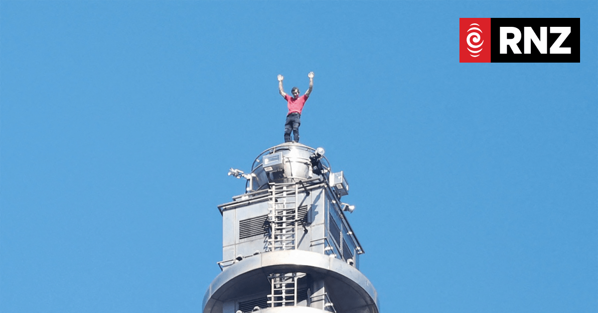 Climber Alex Honnold scales Taipei 101 skyscraper without ropes or safety net