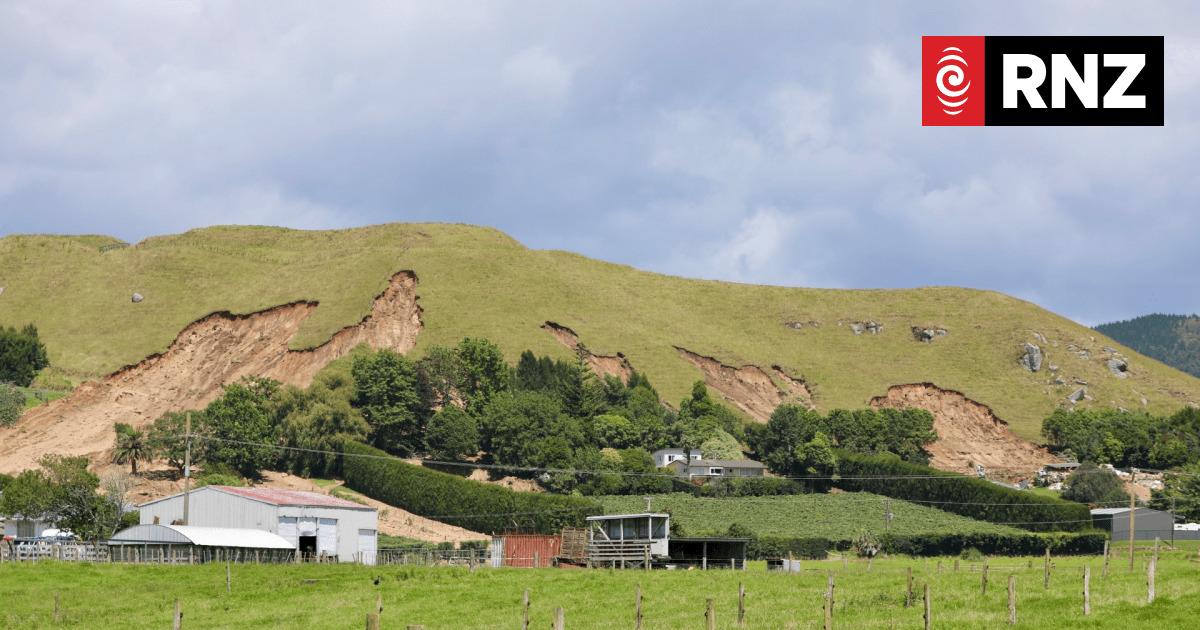 Vigil held for child killed in Pāpāmoa landslide, search continues at Mt Maunganui