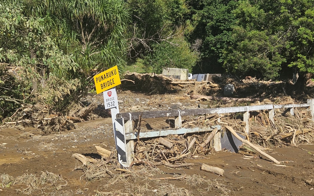Sjaak van Unnik and Hessel Mulder during Te Araroa floods
