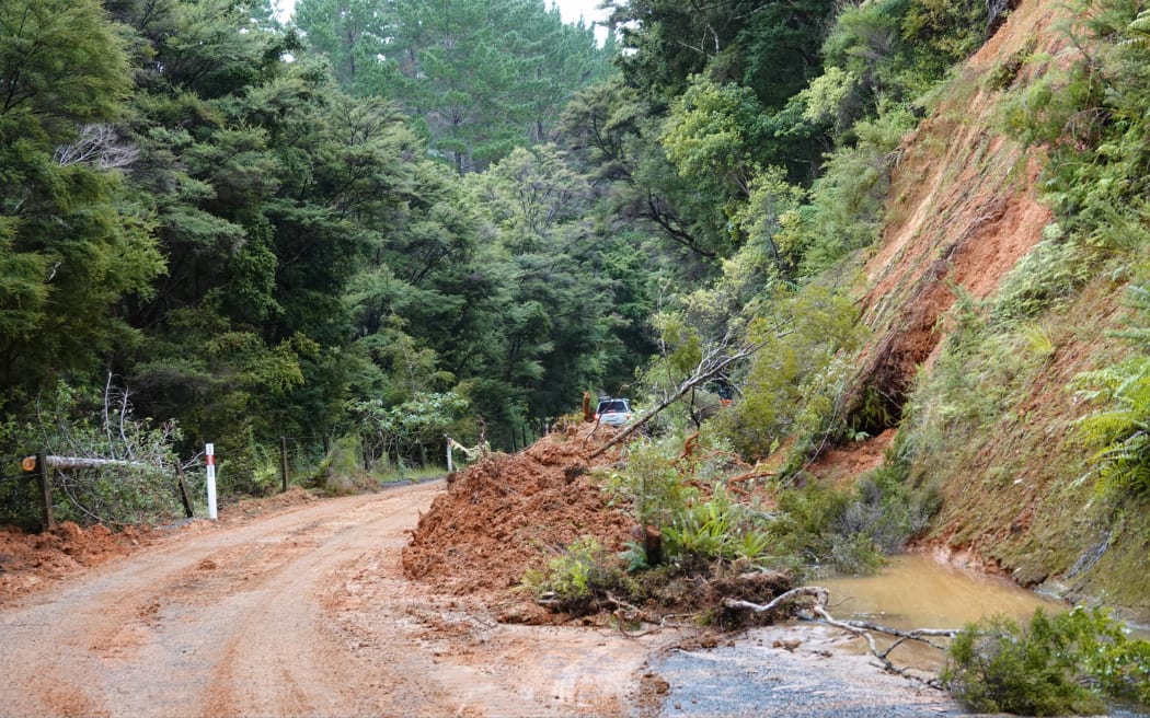 There were countless slips on the Russell-Whakapara Rd near Ōakura. The road was down to one lane in many places, but passable with care. Lots of mud, debris and trees across the road.
