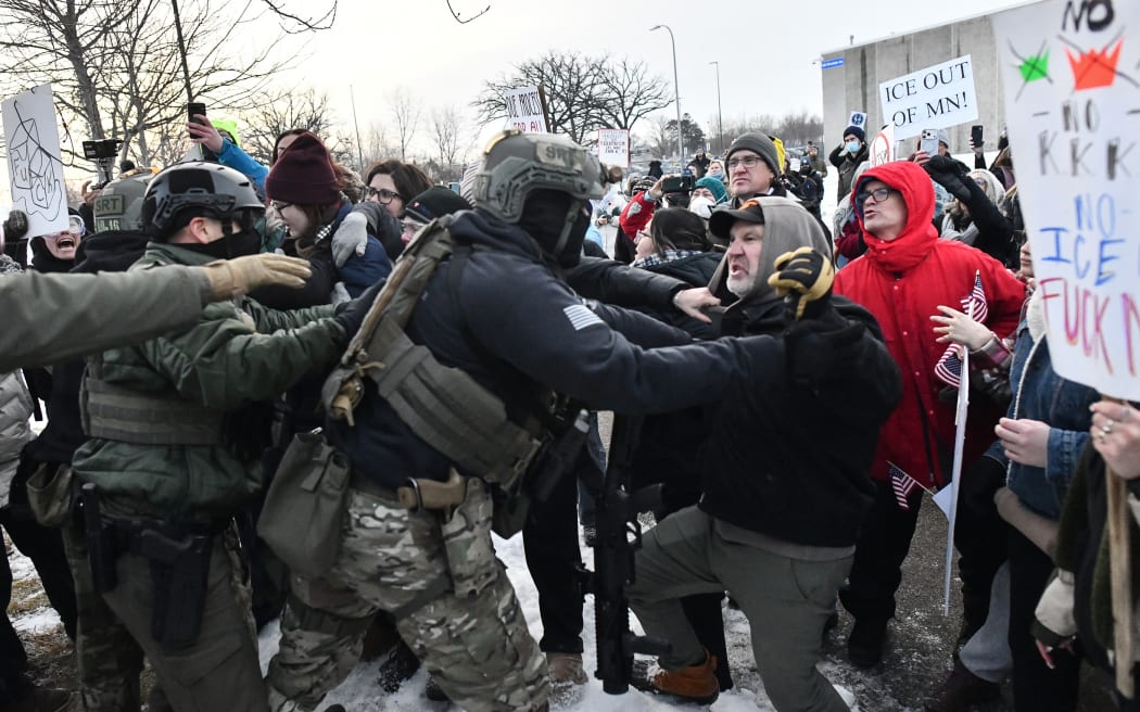 Protestors clash with federal agents outside the Bishop Henry Whipple Federal Building in Saint Paul, Minnesota, on January 8, 2026. A US Immigration and Customs Enforcement (ICE) agent shot and killed an American woman on the streets of Minneapolis January 7, leading to huge protests and outrage from local leaders who rejected White House claims she was a domestic terrorist. The woman, identified in local media as 37-year-old Renee Nicole Good, was hit at point blank range as she apparently tried to drive away from agents who were crowding around her car, which they said was blocking their way. (Photo by Octavio JONES / AFP)