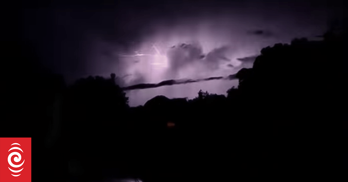 Weather: Lightning strikes around Taranaki Maunga
