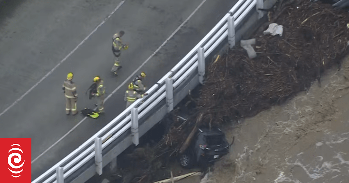 Emergency warning for Great Ocean Road as record-breaking downpour sweeps cars to sea